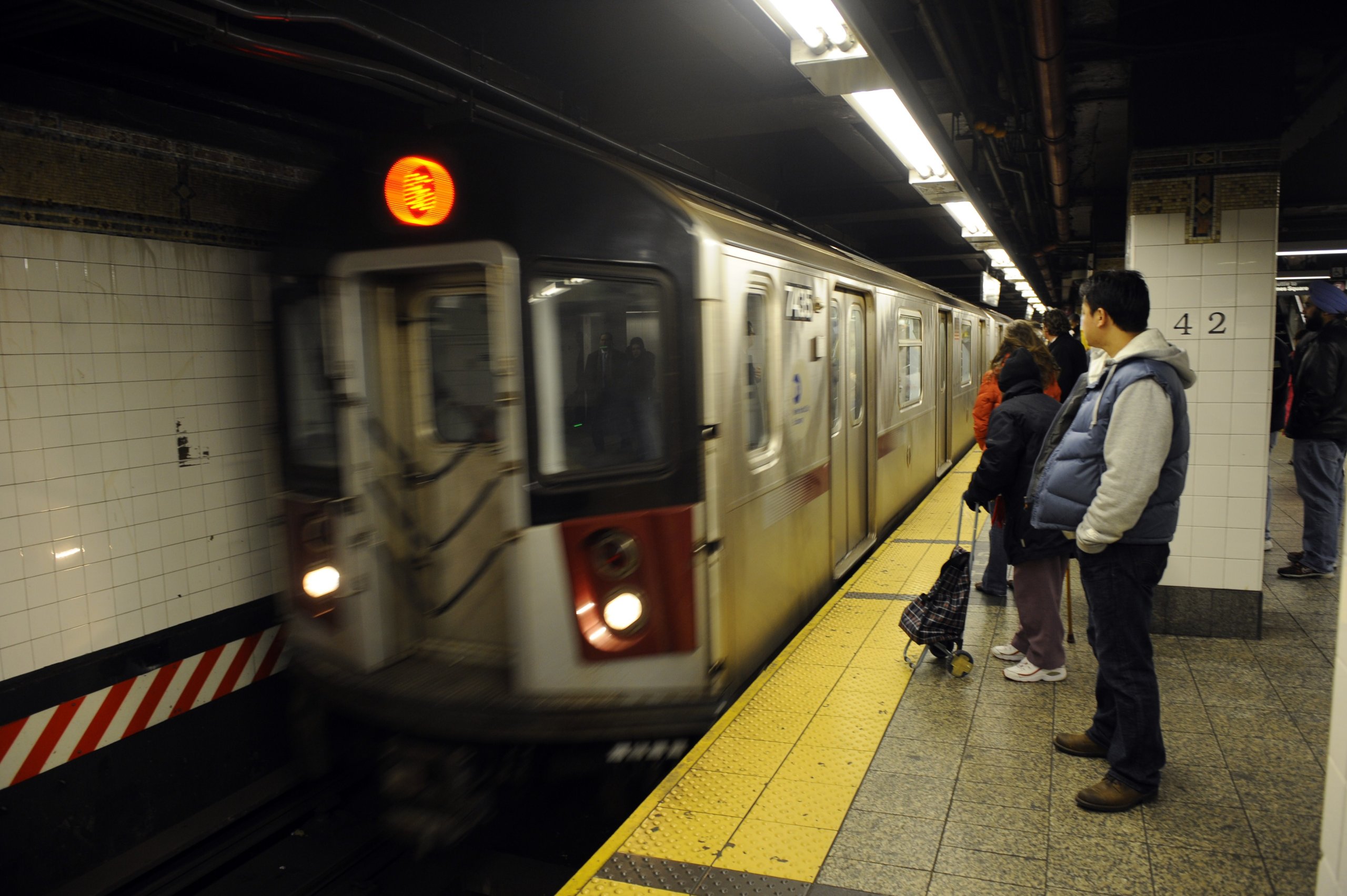 Thousands of digital screens will play video ads on subway platforms and  trains – Metro US