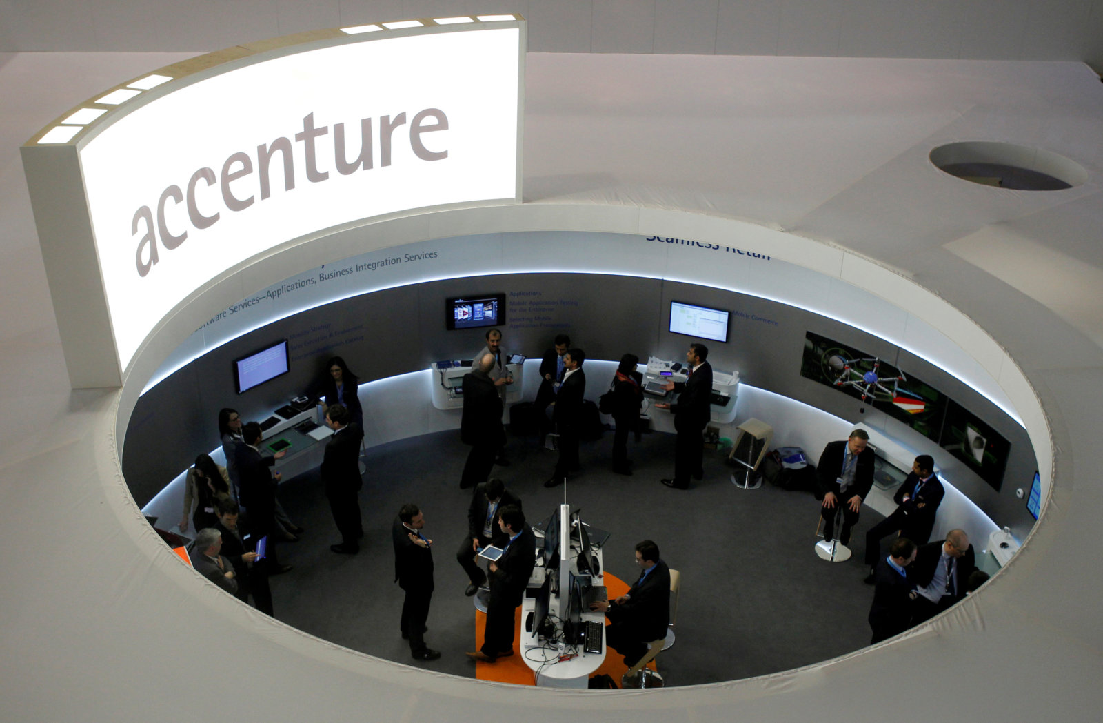 Accenture’s digital push boosts earnings, shares hit record Metro US