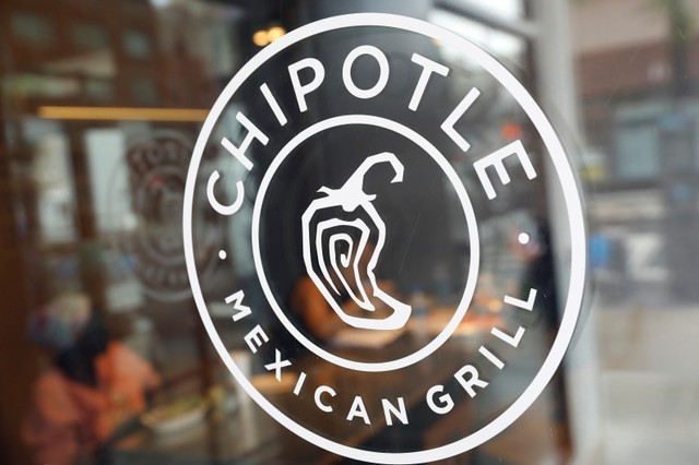 Chipotle slumps 9 percent after Ohio outlet linked to food poisoning
