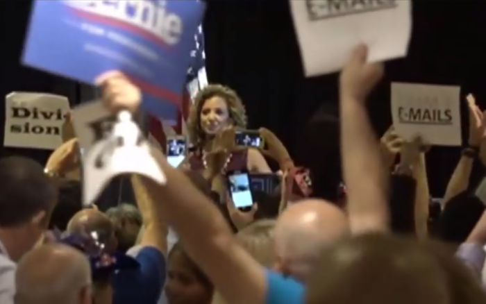 Video Debbie Wasserman Schultz Booed At Dnc Breakfast Metro Us