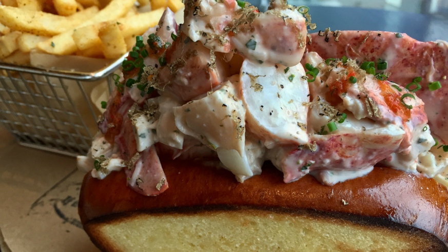 Feast on colossal lobster rolls at this Boston restaurant – Metro US