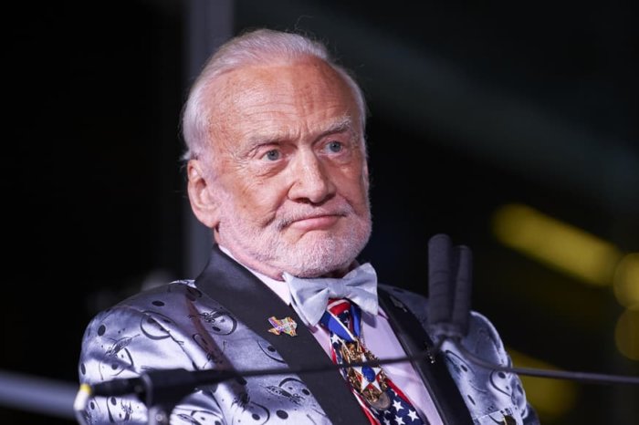 Did Buzz Aldrin admit the moon landing was fake? – Metro US