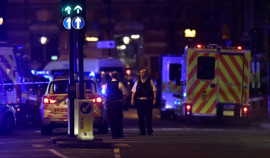 british-police-rush-to-london-bridge-after-reports-of-van-hitting