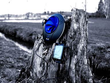 ‘Blue Freedom’ portable generator uses water to power smartphone