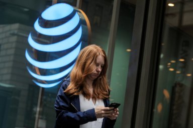 AT&T wireless business grows but premium TV subscribers decline