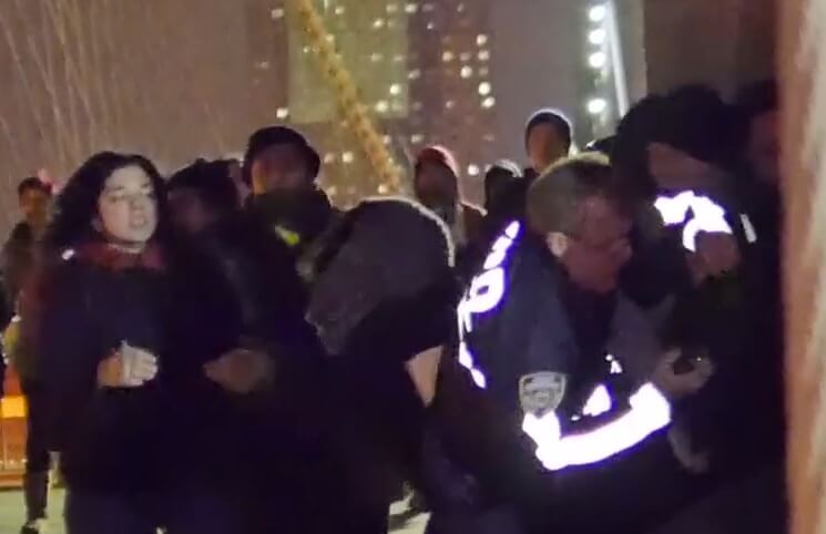 VIDEO: NYPD still seeks 6 suspects in Brooklyn Bridge cop attack – Metro US