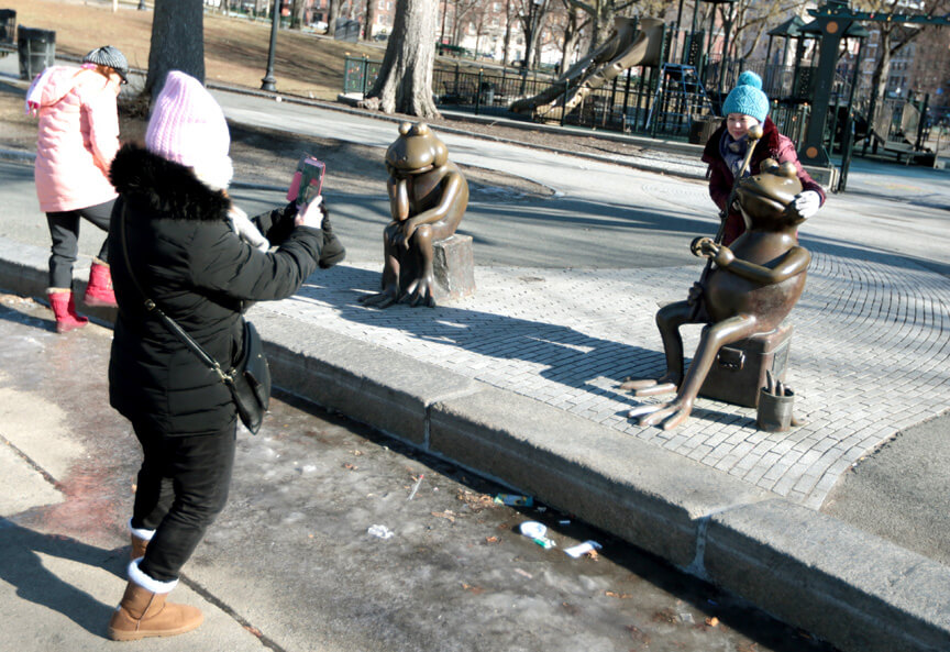 Medford artist sues Macy's over frog sculpture – Metro US
