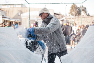 Live-sculpting-CH-on-Ice-1200×800-1