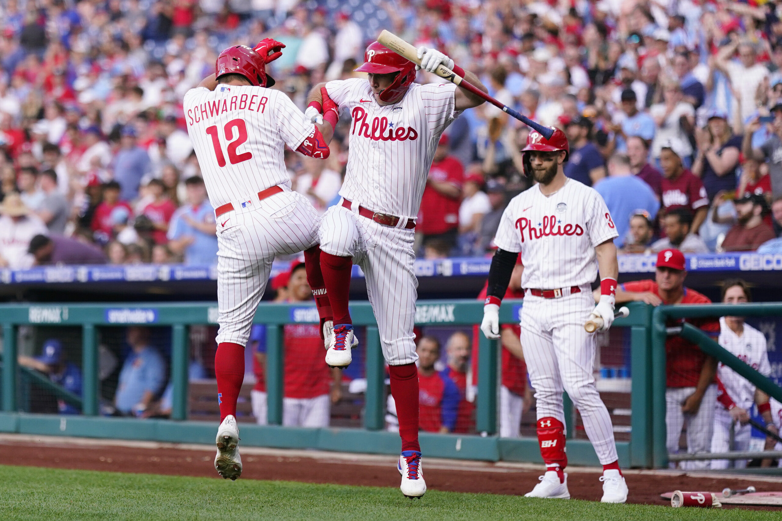 Harper's two HRs lead to Phils' romp