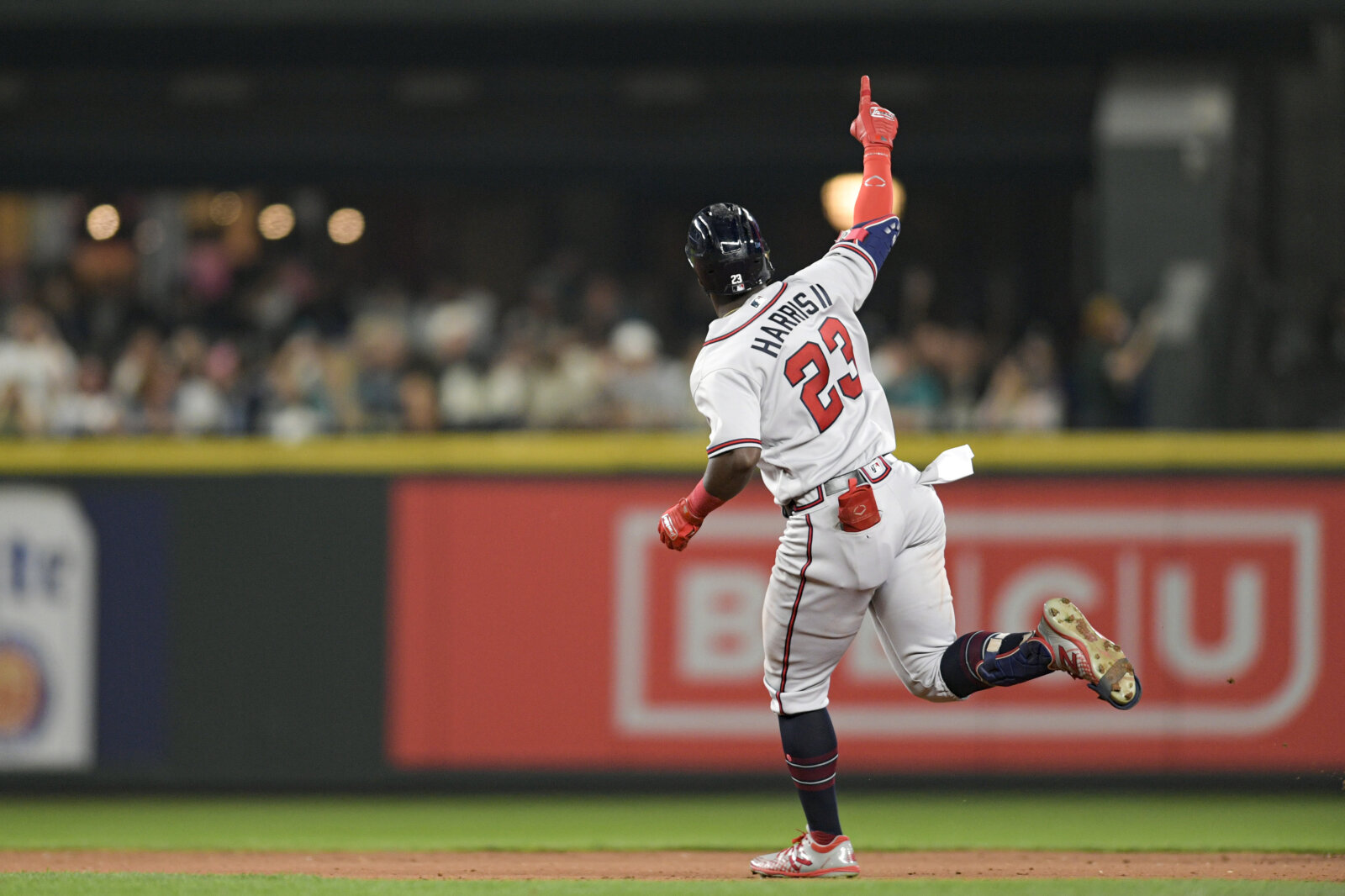 Braves beat Mariners, alone in 1st for first time all year Metro US