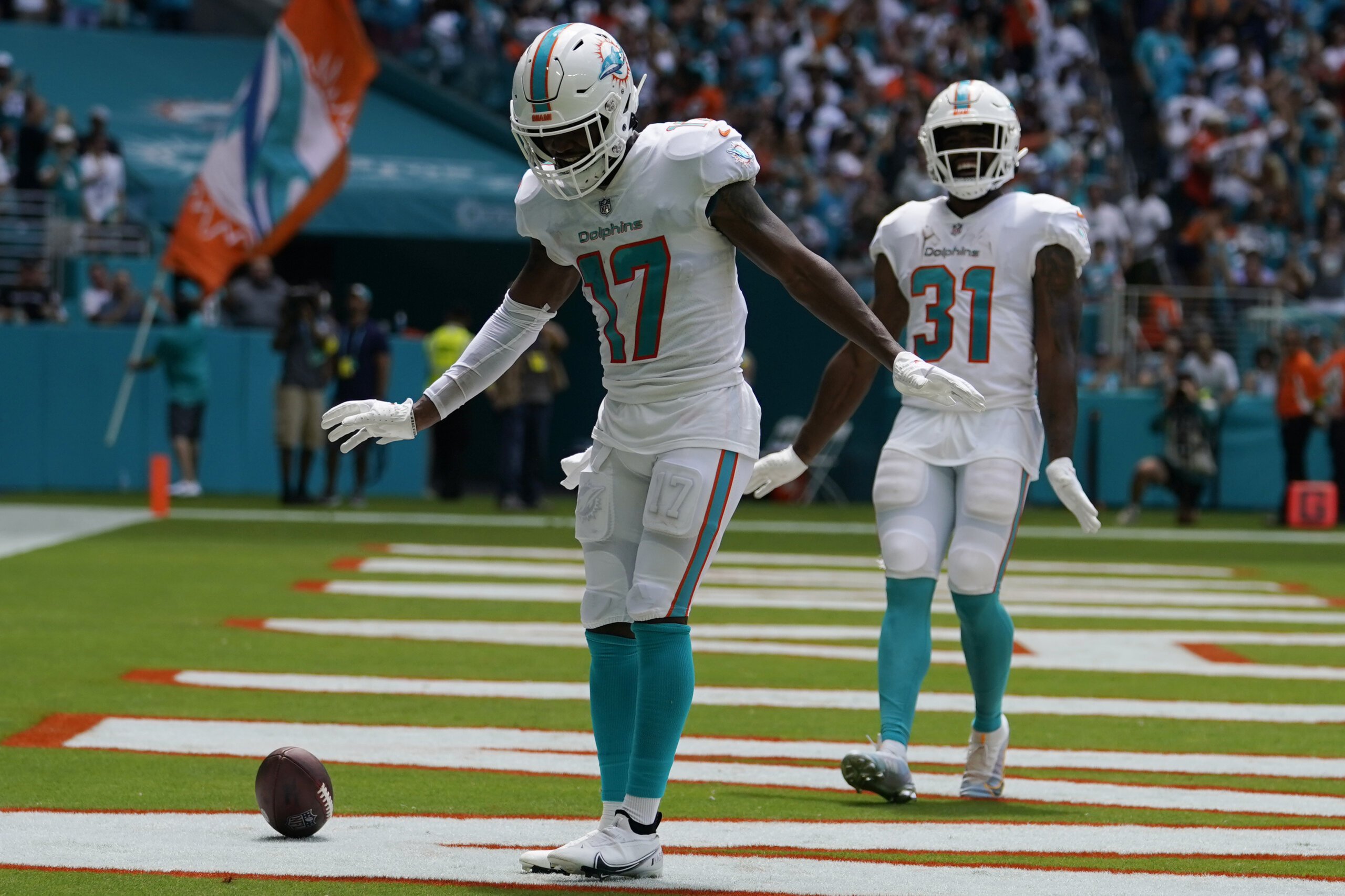 Miami's Mike McDaniel era starts with a win, Dolphins top Patriots