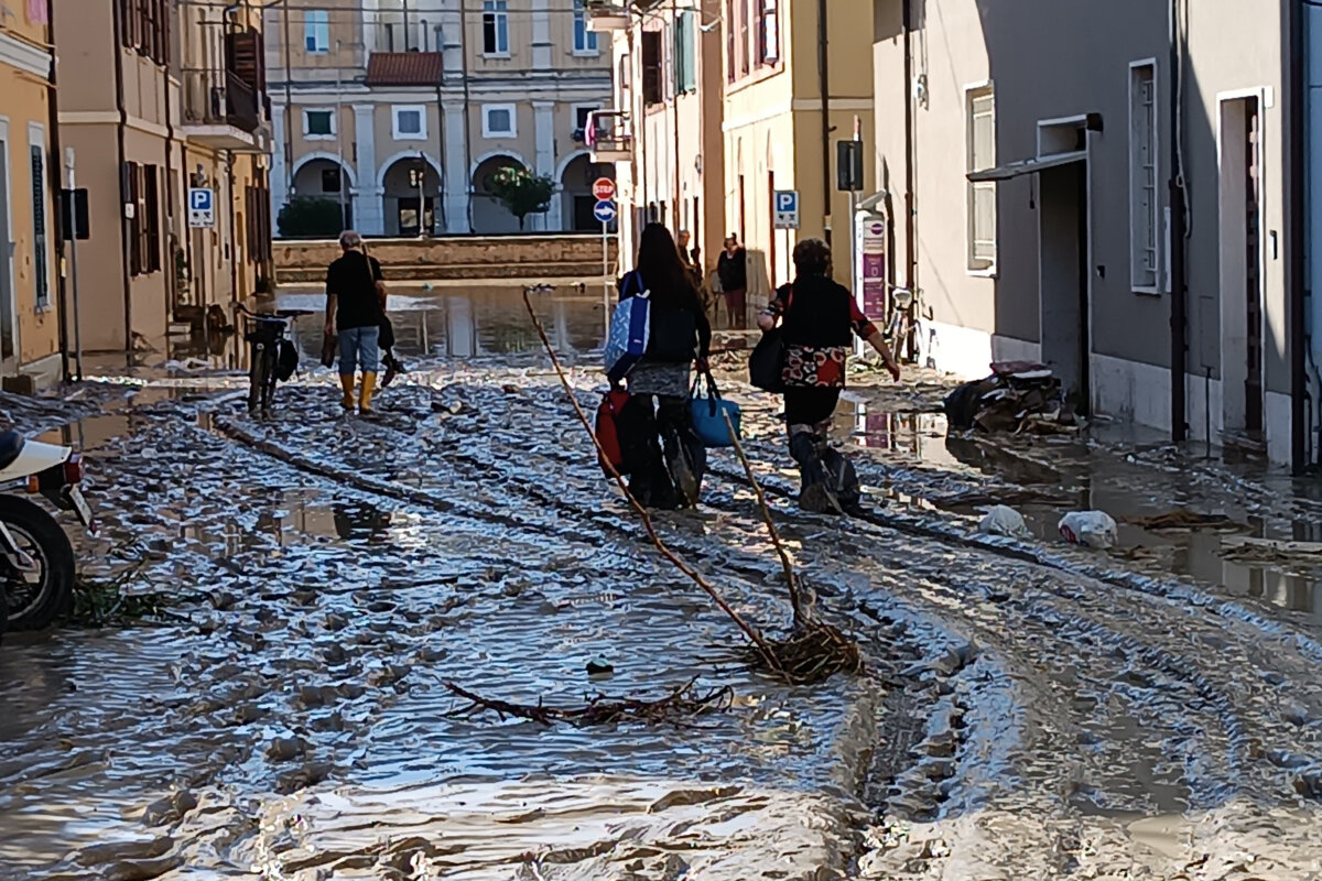 Floods in Italy kill 10; Survivors plucked from roofs, trees Metro US