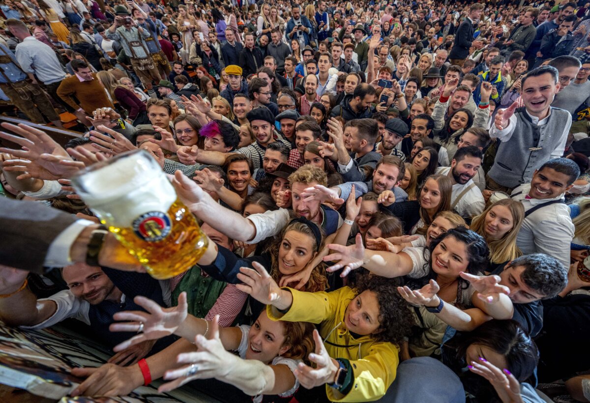 It’s tapped: Germany’s Oktoberfest opens after 2-year hiatus – Metro US