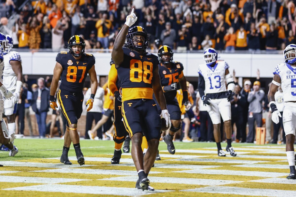 Hyatt’s 2 TDs Lead No. 3 Tennessee Over No. 19 Kentucky 44-6 – Metro US