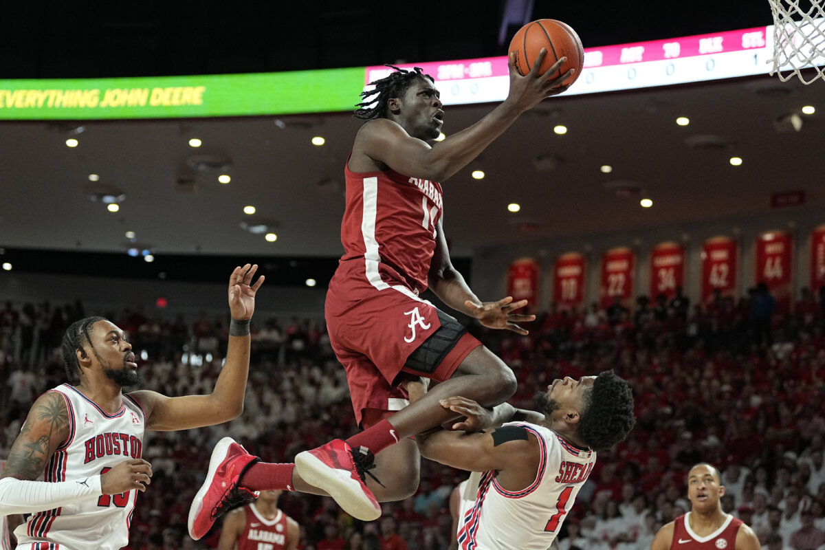 No. 8 Alabama mounts comeback, beats No. 1 Houston 71-65 – Metro US