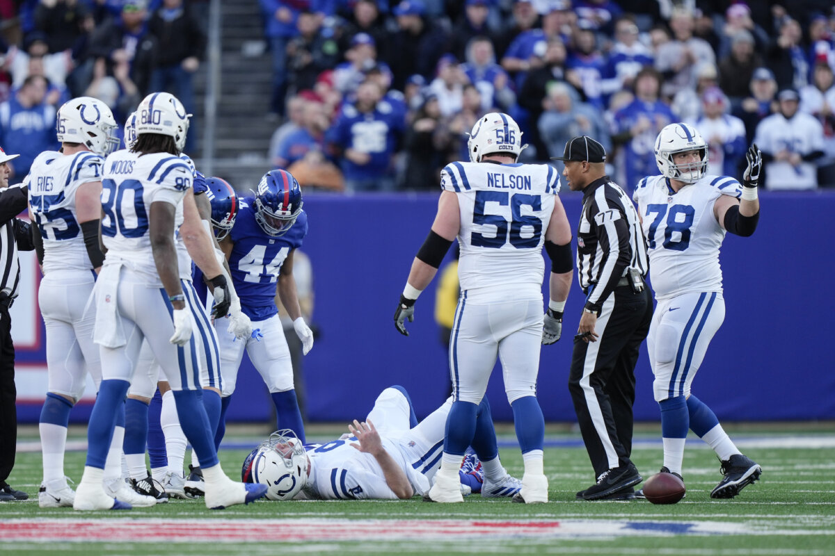 Colts’ Foles carted off vs. Giants after Thibodeaux sack Metro US