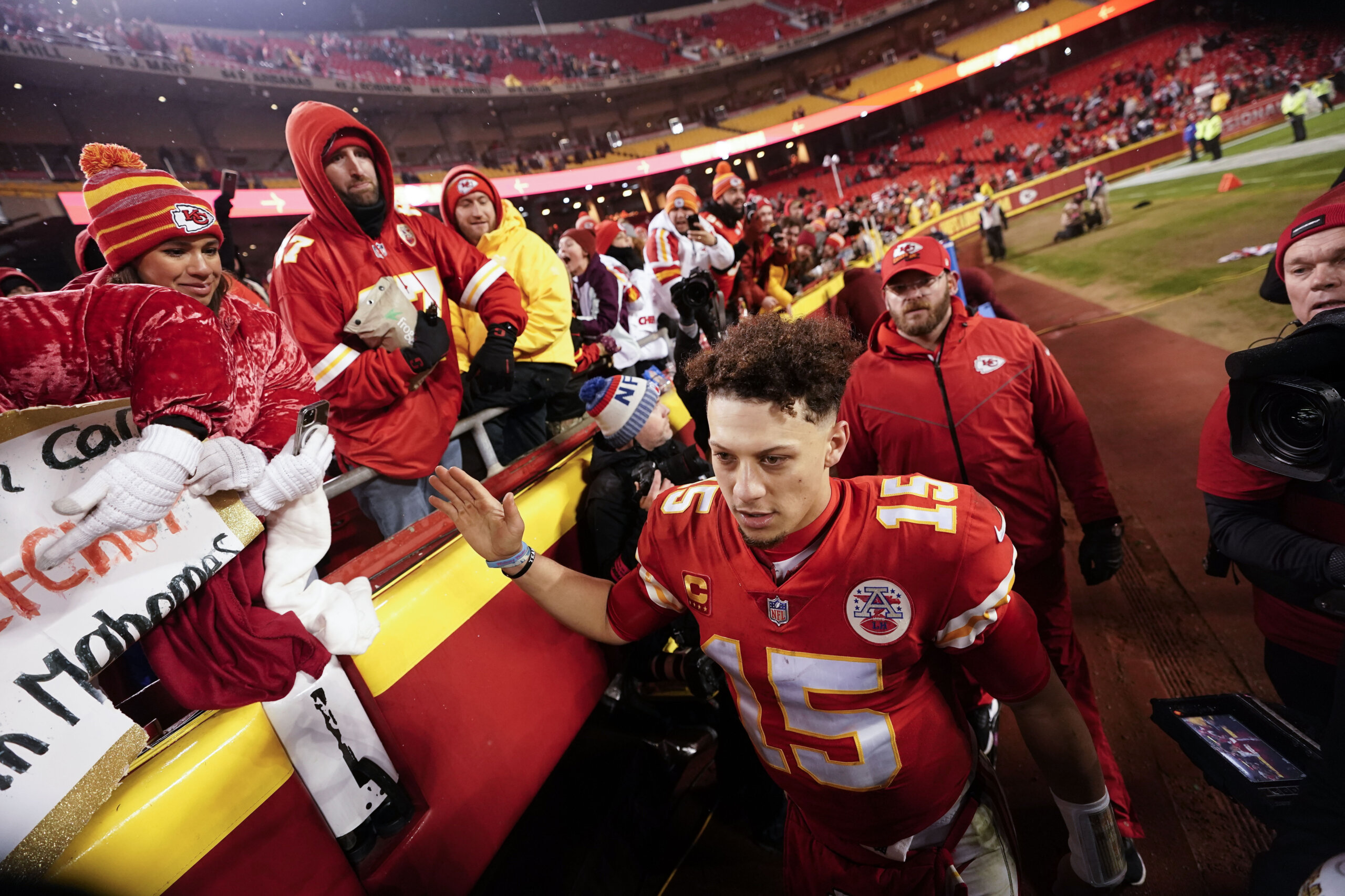 AP Source: Chiefs’ Mahomes Sustained High Ankle Sprain – Metro US