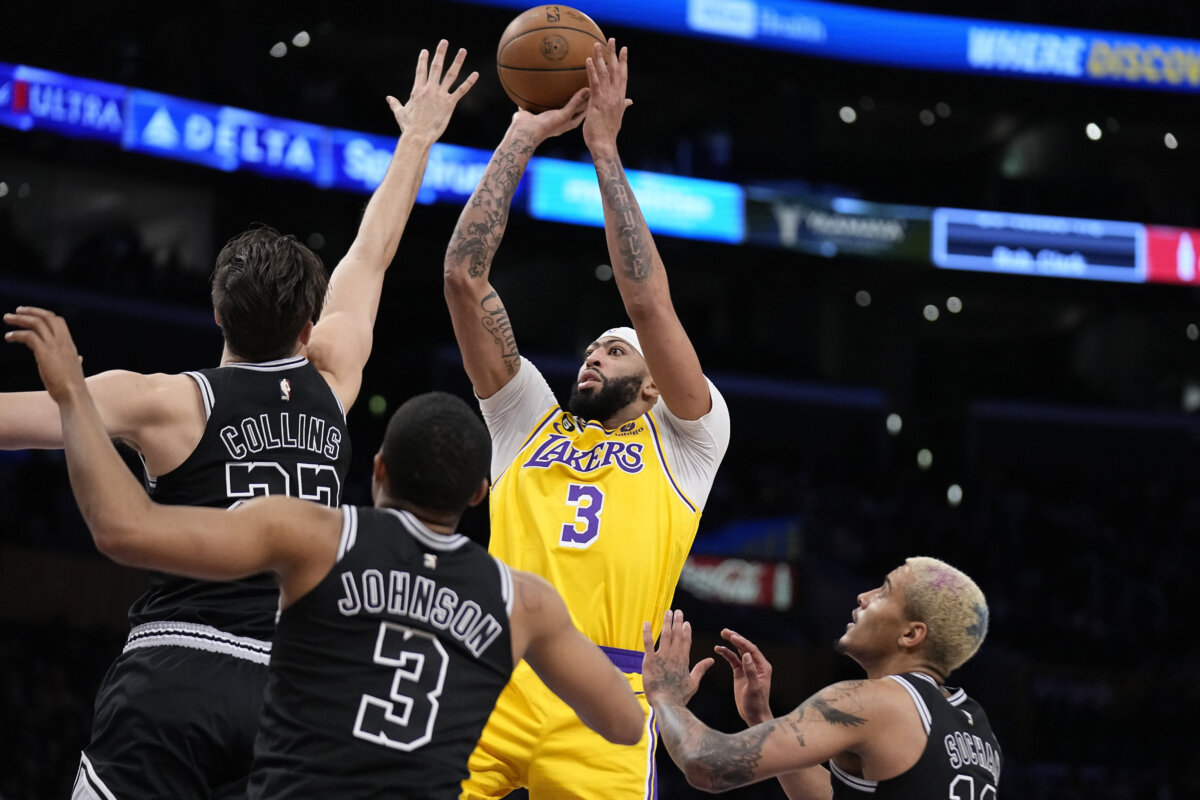 Davis scores 21 points in return as Lakers defeat Spurs Metro US