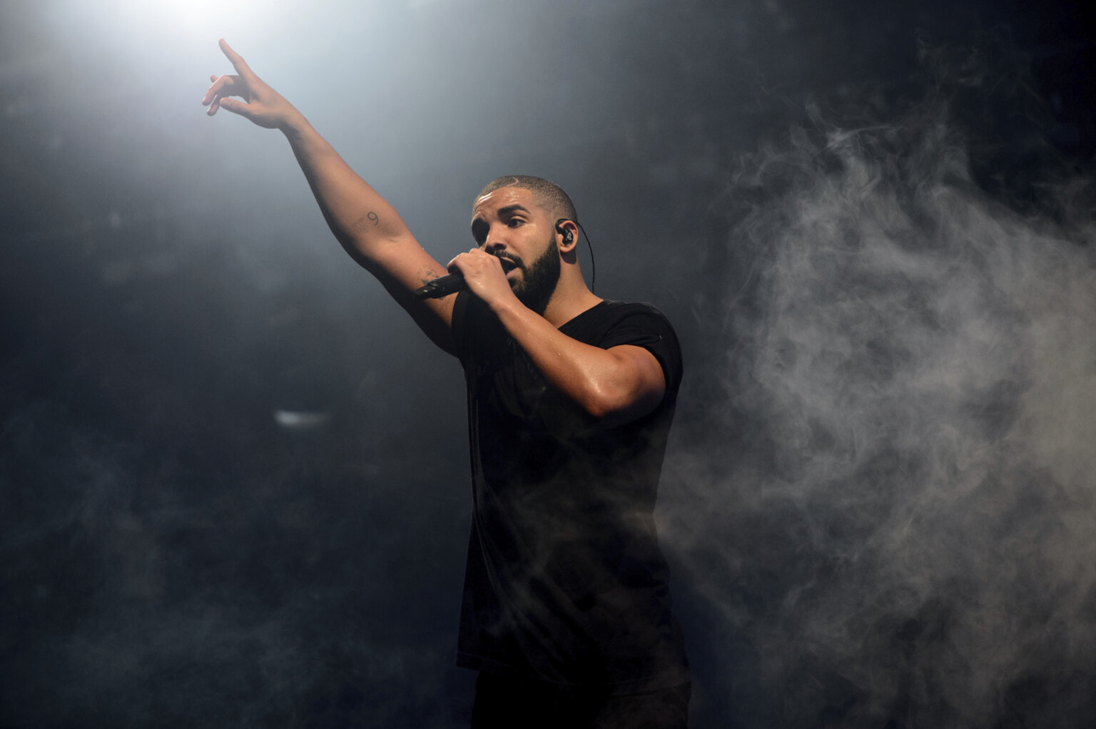 Drake delivers hits at Super Bowl week concert Metro US