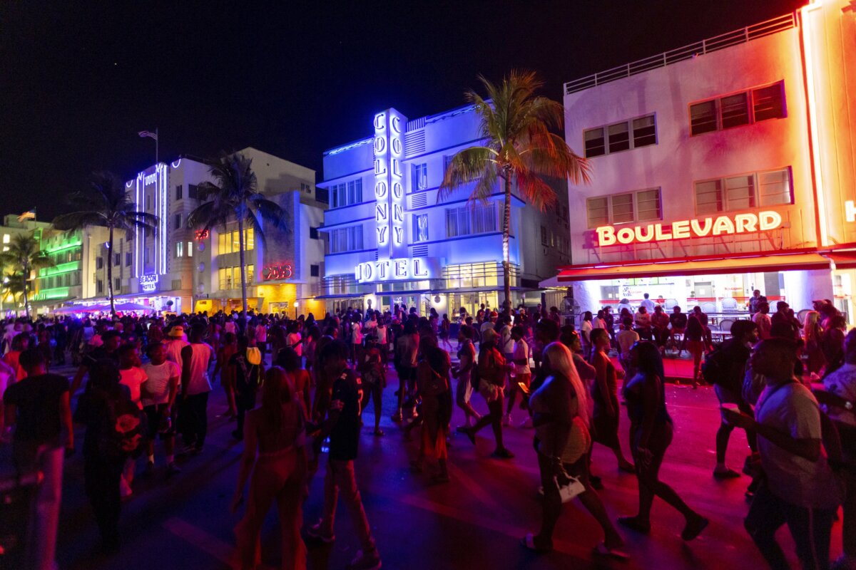 Miami Beach struggles with spring break violence, big crowds Metro US