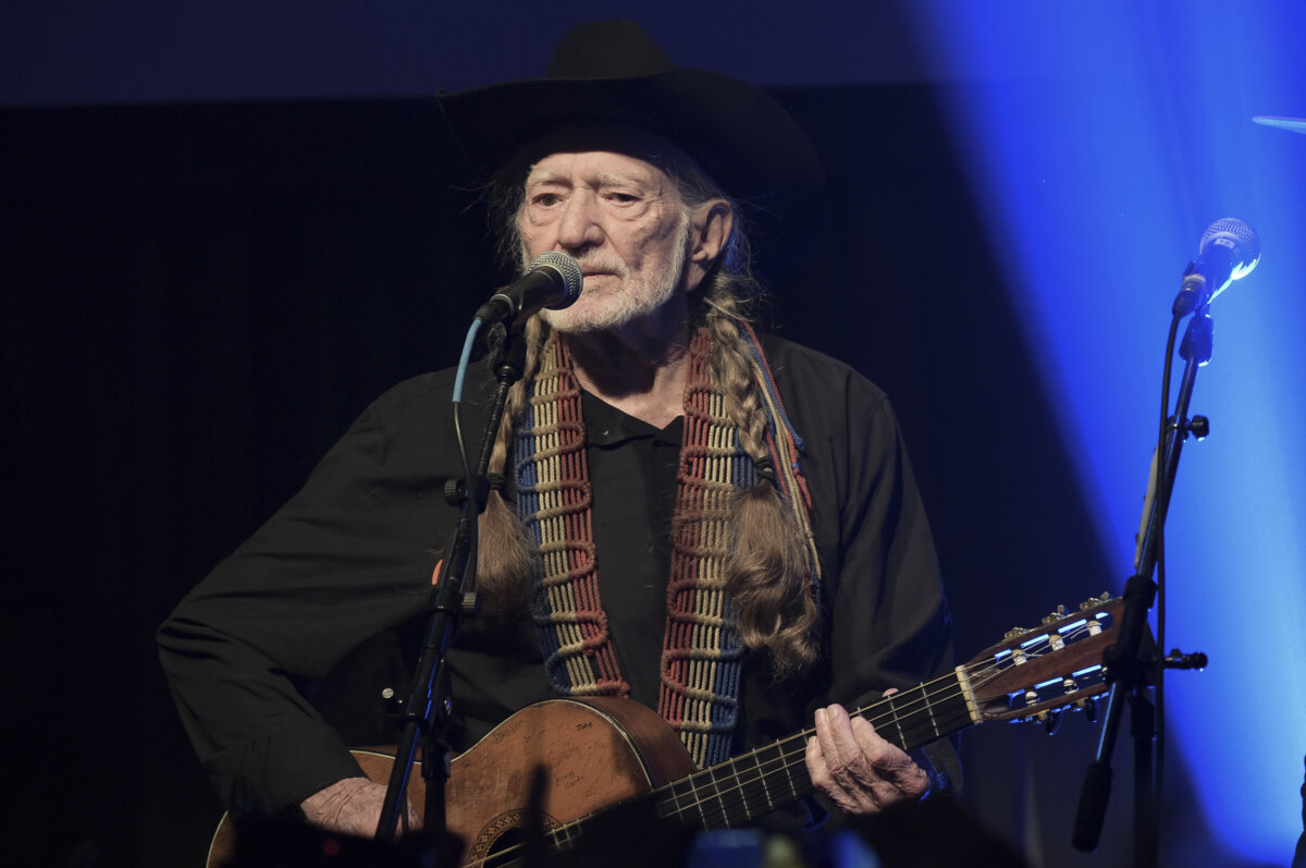 Willie Nelson honored with Texas educational endowment Metro US