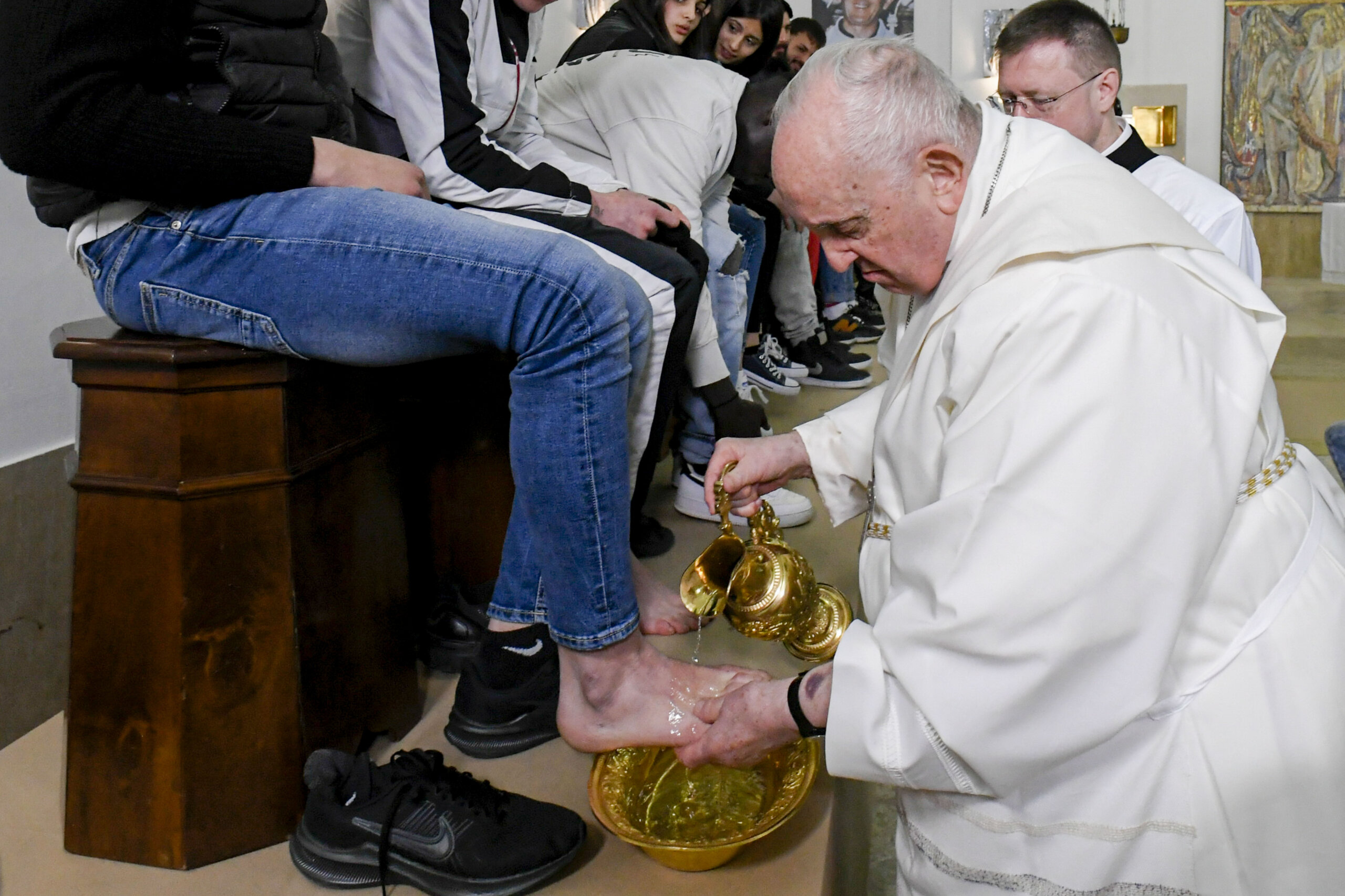 Pope washes feet in Holy Thursday rite at Rome youth prison – Metro US