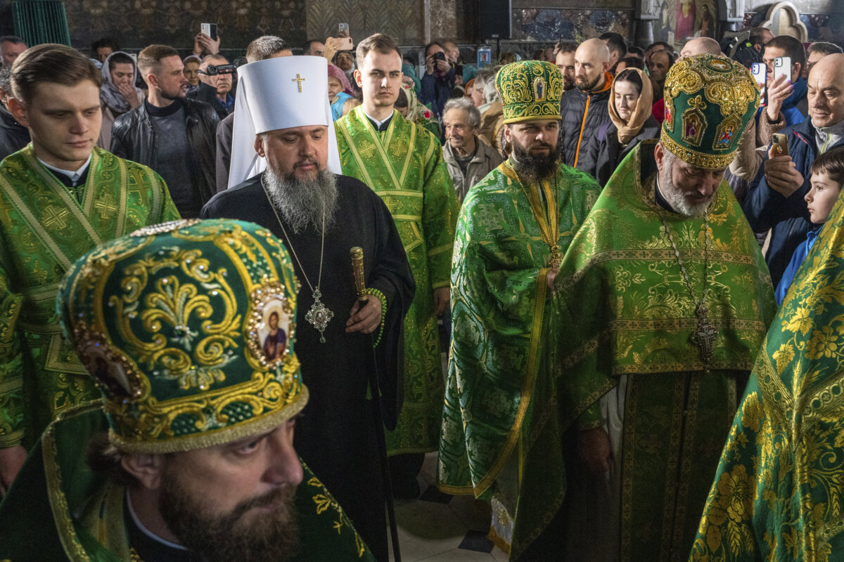 Ukrainians celebrate Palm Sunday in church marred by dispute Metro US