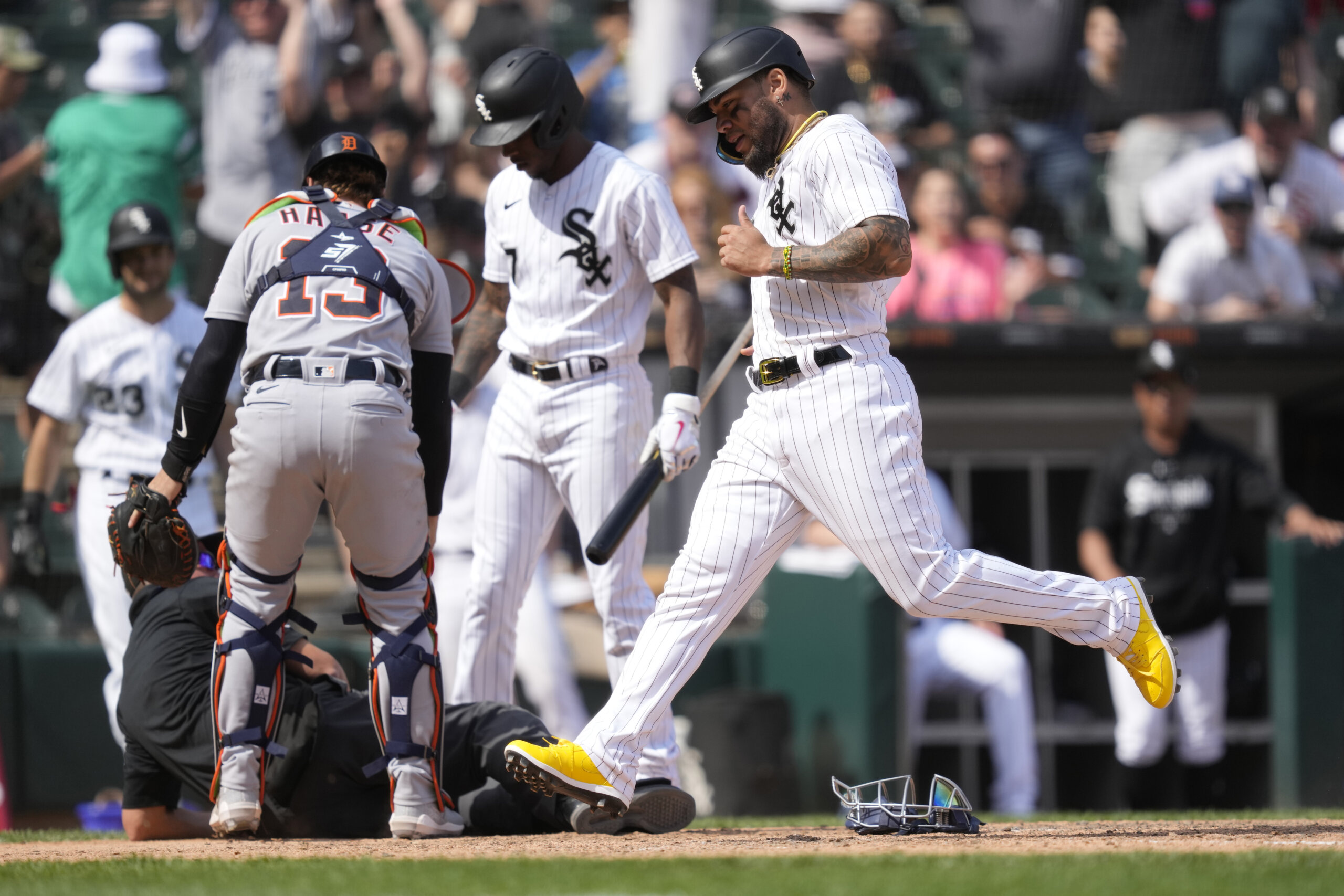 Kopech exits White Sox game vs Rangers with knee discomfort