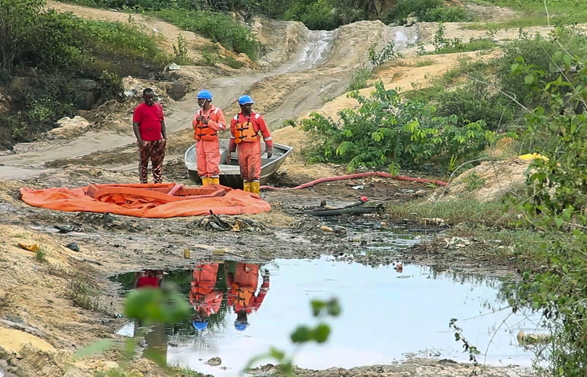 Oil spill from Shell pipeline fouls farms and a river in a long ...