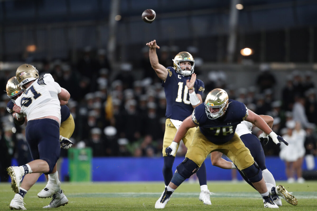 Hartman throws 4 TD passes as No. 13 Notre Dame opens with a 423 win