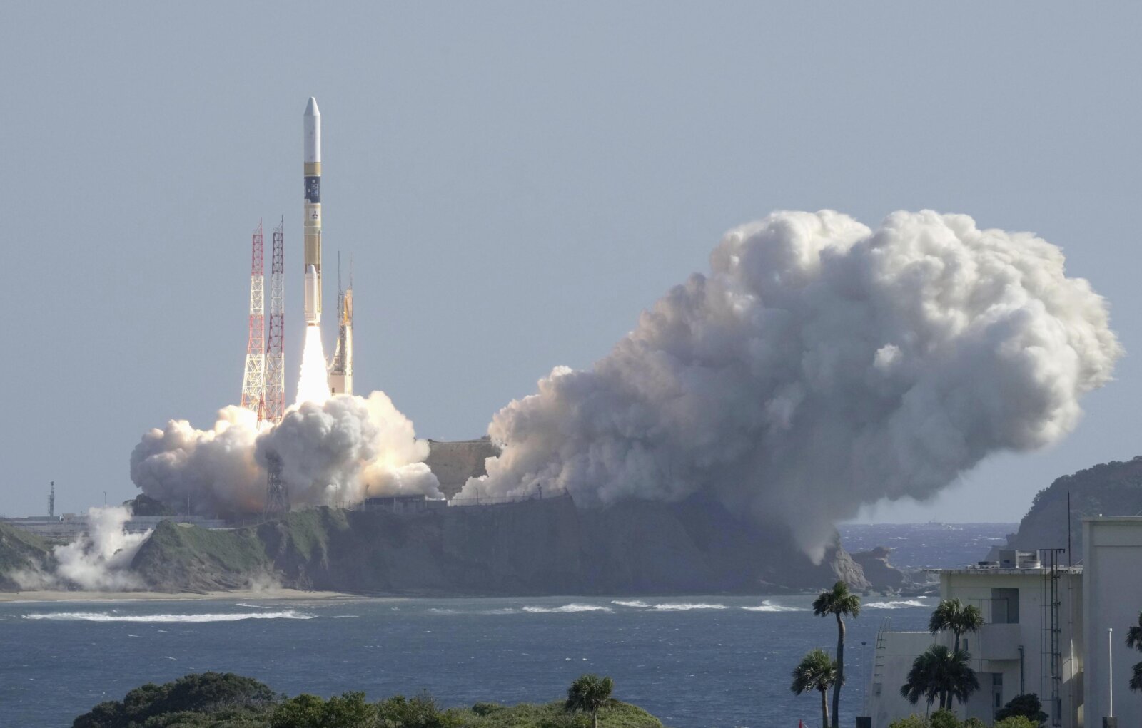 Japan launches rocket carrying lunar lander and X-ray telescope to ...