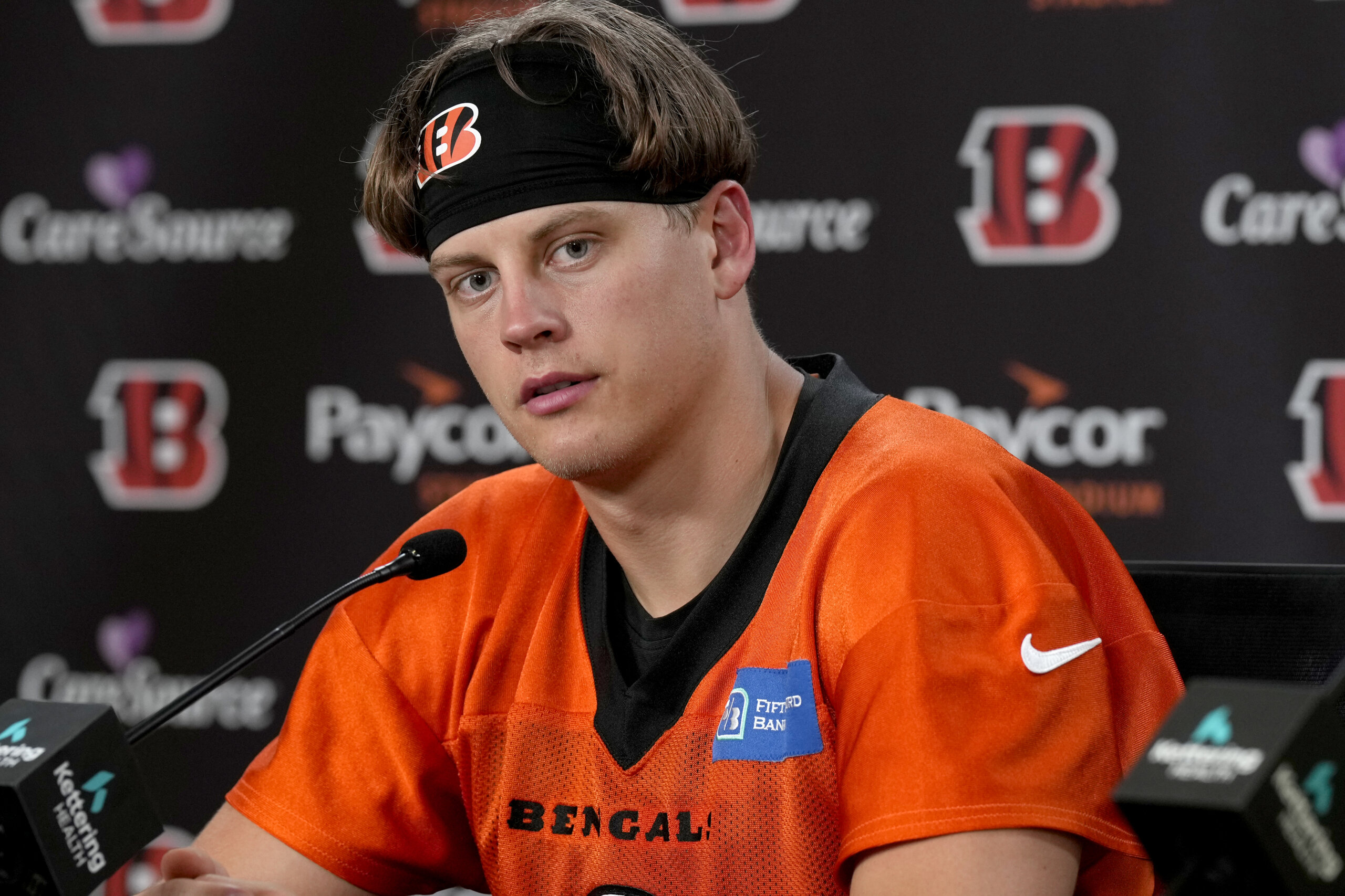 Joe Burrow shakes off calf injury, throws for a season-high 259 yards as  Bengals beat the Rams 19-16