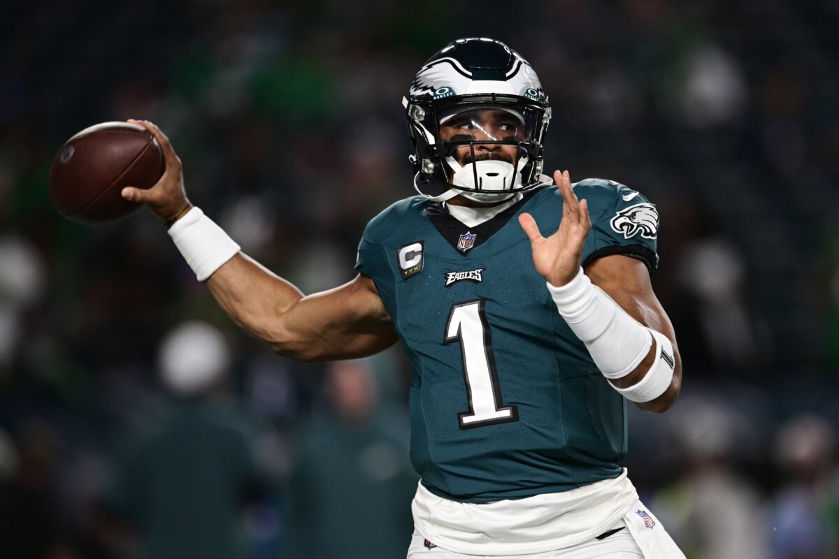 Jalen Hurts runs for 2 TDs, throws for a score; Eagles hold off fumble