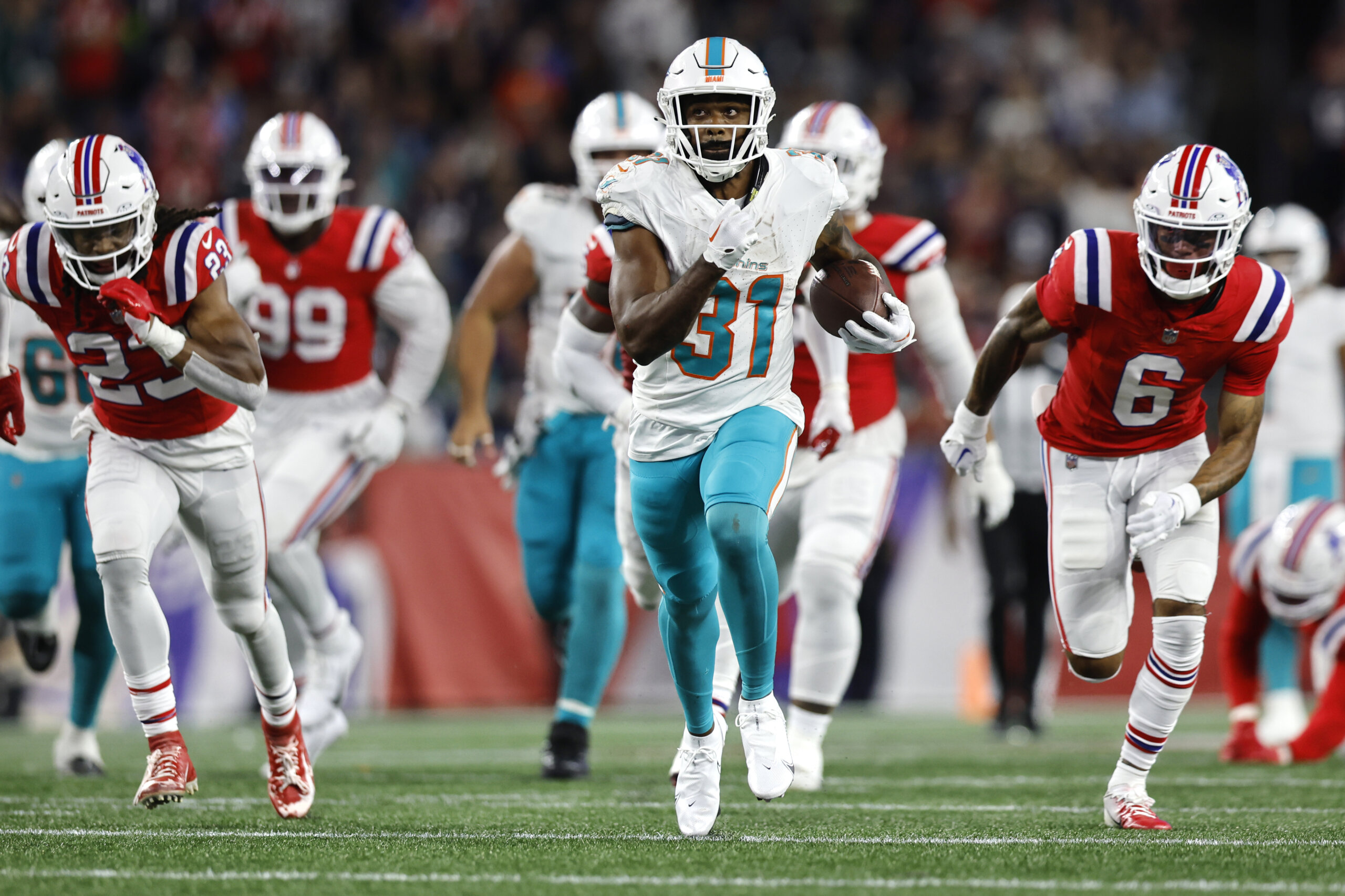 Dolphins hold off Patriots for road win in division