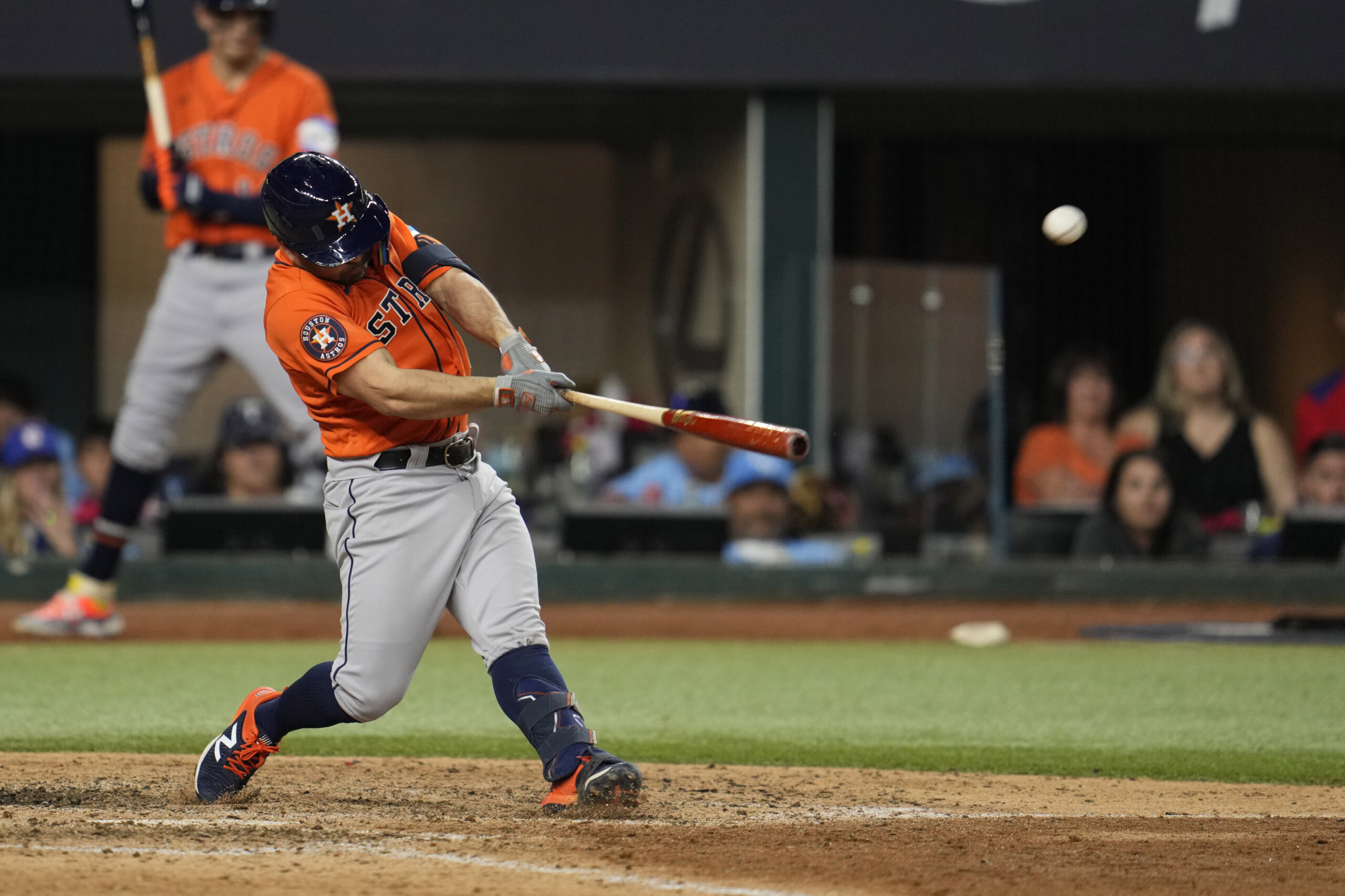 Valdez fans 10 as Astros beat Phillies 3-2 in finale