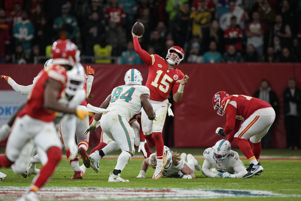 Mahomes throws 2 TDs and Chiefs hang on to beat Dolphins 21-14 in