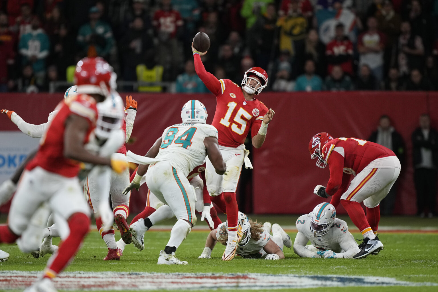 Mahomes throws 2 TDs and Chiefs hang on to beat Dolphins 2114 in