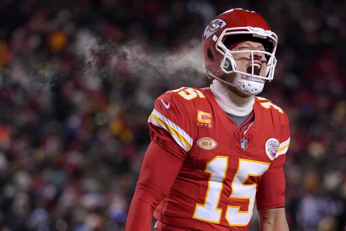 Patrick Mahomes leads Chiefs to 267 playoff win over Dolphins in near