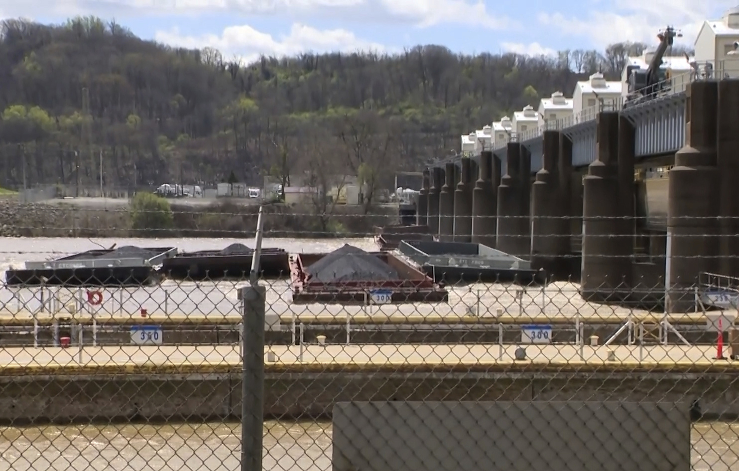 Barges Break Loose On Ohio River In Pittsburgh Damaging A Marina And   1311852 Barges Loose Pittsburgh 13420 