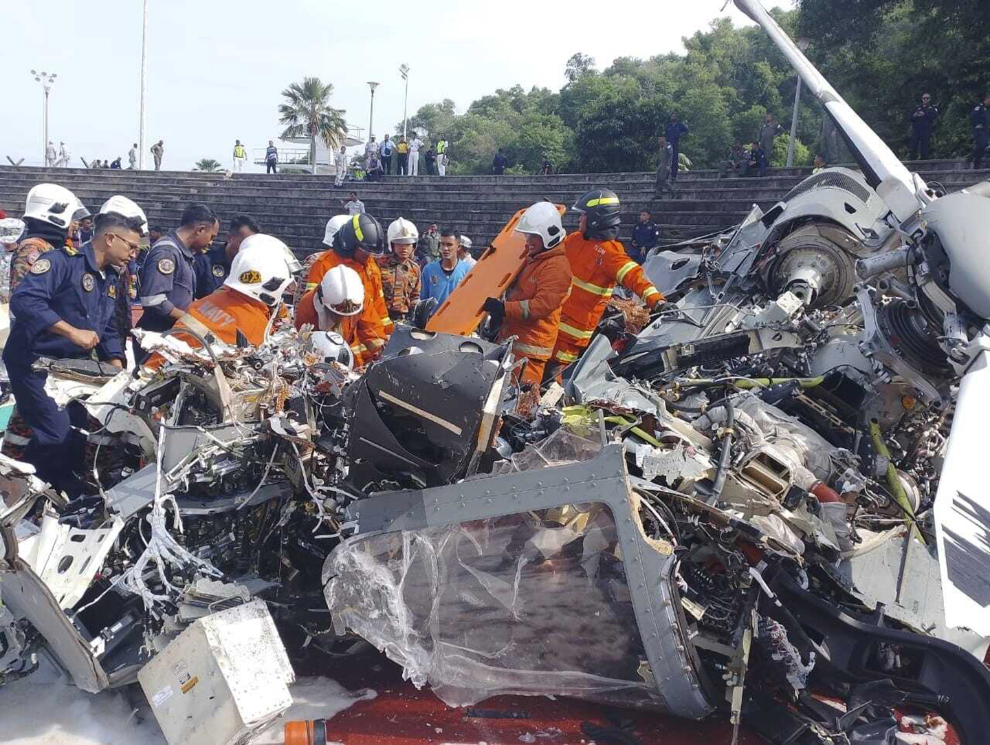 2 Malaysian military helicopters collide and crash while training ...