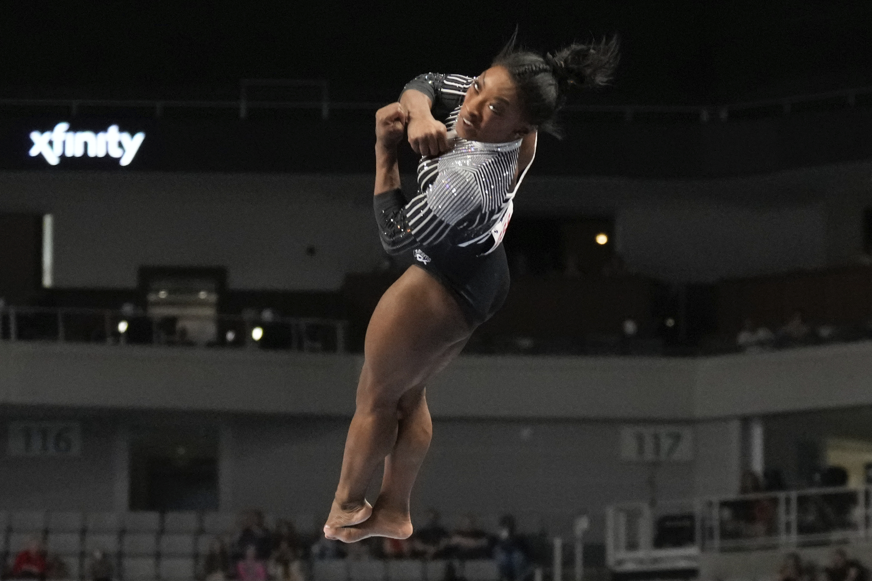 Simone Biles, looking perhaps better than ever, surges to early lead at
