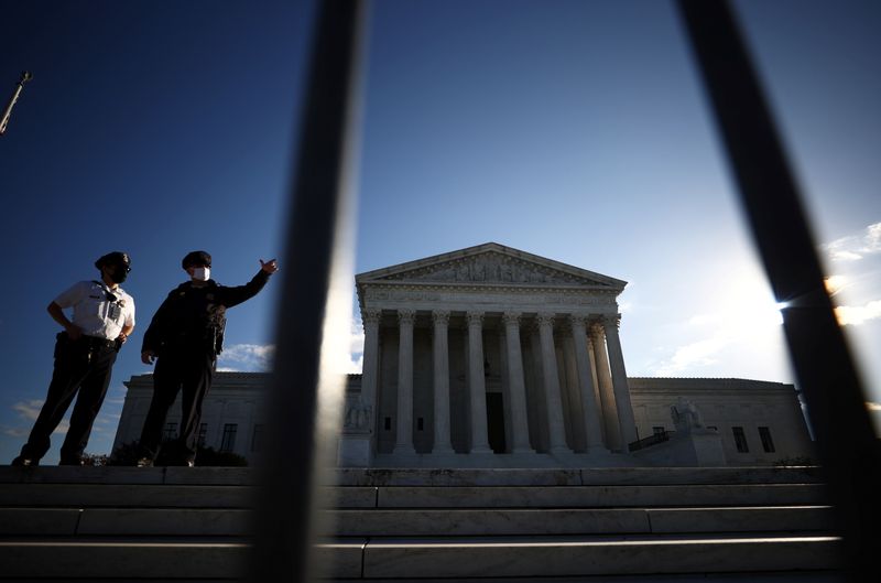 U S Supreme Court justices appear unlikely to throw out Obamacare