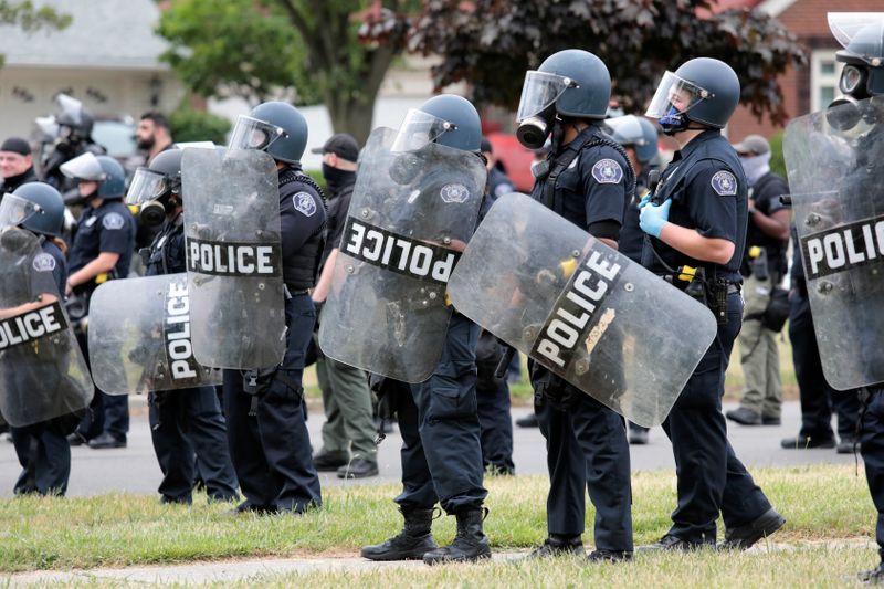 Judge temporarily bans Detroit police from chokeholds, rubber bullets ...